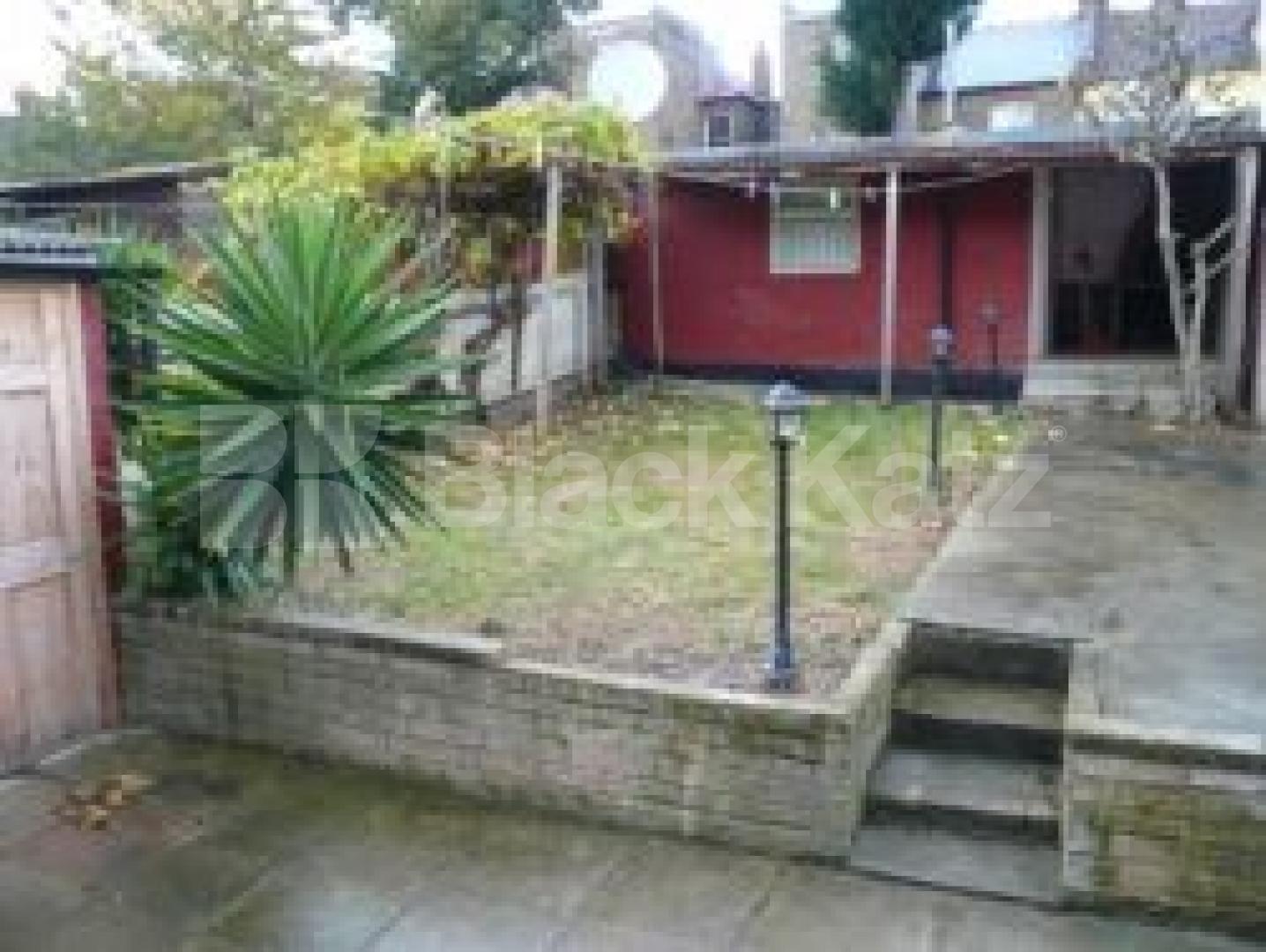 			AMAZING HOUSE!!!, 4 Bedroom, 1 bath, 1 reception Flat			 Melbourne Avenue, PALMERS GREEN N13